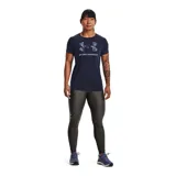 Remera deportiva Under Armour color fucsia con logo blanco estampado en el frente.