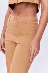 Pantalón de lino color camel, de corte recto y tiro alto.