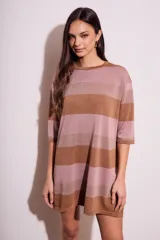 Vestido corto de tejido de punto con lurex, a rayas horizontales color rosa y marrón.