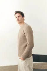 Sweater marrón claro de punto acanalado con cuello redondo y mangas largas.