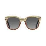 Lentes de sol con montura de madera color marrón claro con vetas horizontales y lentes grises degradé.
