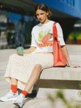 Falda larga tejida a crochet color crema, con abertura lateral.