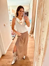 Falda larga de lurex dorada metalizada con tajos a los costados y detalles en crochet.