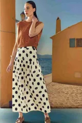 Falda midi color blanco con estampado de lunares negros y labios.