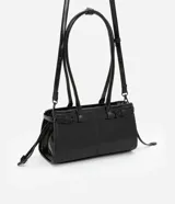 Cartera mini satchel negra de poliuretano con cierre de cremallera, asa mediana y asa larga desmontable. Presenta detalle cintado en la parte frontal.