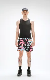 Short de baño negro con estampado de flores en tonos celeste, rosa y amarillo. Incluye malla interna y un bolsillo trasero.