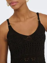 Top negro de tejido de punto con escote en V y tirantes finos regulables.