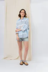 Camisa oversize celeste con estampado tie-dye a rayas horizontales, de algodón liviano, manga larga y botones frontales.