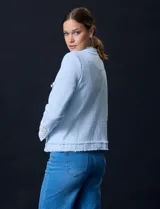 Chaqueta de tweed color beige, marca Nanette. Tiene cuello a la base, abertura central, bolsillos delanteros, puños con botones perlados, terminación desflecada y forro interno.