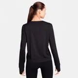 Remera deportiva negra de manga larga, con logo de Nike en el pecho.