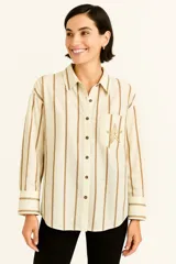 Camisa a rayas verticales color beige y marrón con bolsillo en el pecho con detalle de estrella dorada.