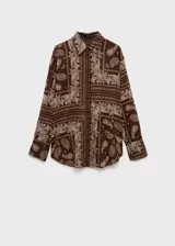 Camisa marrón con estampado paisley en tonos beige, de corte recto, cuello camisero y mangas largas con puños abotonados.