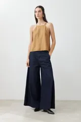 Top tostado sin mangas con cuello halter y brillos.
