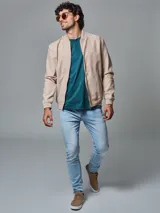 Jean slim fit de lavado claro, con cinco bolsillos y diseño moderno.