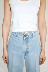 Jean celeste de denim de algodón con corte wide leg, tiro alto, largo cropped y bolsillos de parche traseros.