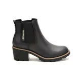 Botín Chelsea de cuero negro con elástico lateral, suela de goma con plataforma y taco cuadrado.