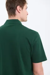 Remera manga corta verde con cuello polo y tapeta con botones.
