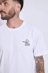 Remera blanca de algodón con cuello redondo y logo pequeño estampado en el pecho.