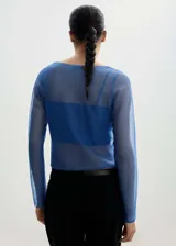 Jersey azul de tejido de punto fino semitransparente, con cuello redondo y mangas largas.