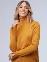 Polera de punto fino marca Nienty, color blanco, con cuello alto volcado y mangas largas con detalle de tajo en los puños.