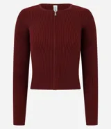 Cardigan de punto acanalado color bordó de la marca Blue Steel, con cuello redondo y cierre frontal de cremallera doble. Posee un calce ajustado, largo corto y mangas largas.