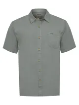 Camisa de manga corta color beige, con cuello clásico, cierre frontal con botones y bolsillo en el pecho izquierdo.