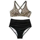 Conjunto de bikini con corpiño estampado animal print y bombacha negra de tiro alto.