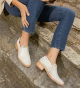 Zapato de cuero color marrón claro con taco de madera de 4cm y elástico en el empeine.