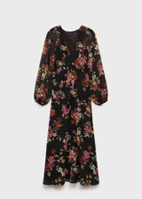 Vestido midi de gasa color negro con estampado floral en tonos rojos, rosados y verdes. Tiene escote en V, mangas largas abullonadas y corte evasé.
