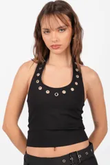 Top negro sin mangas con cuello halter de punto roma. Escote con ojalillos metálicos color níquel.