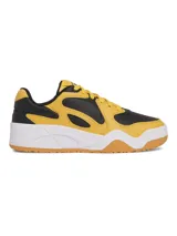 Zapatillas urbanas Under Armour U Court Anatomix, con capellada de cuero sintético negro con detalles en amarillo y suela de goma color caramelo. Diseño anatómico para mayor comodidad y control.