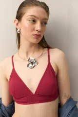 Top de bikini negro de textura tramada, con breteles finos regulables y diseño de triángulo.