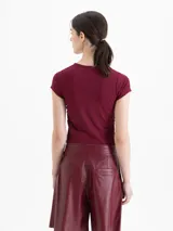 Remera de manga corta y escote redondo confeccionada en tejido morley de punto, con frunces en los laterales.