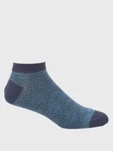 Calcetines tobilleros azules con estampado geométrico en negro y puntera y talón en azul oscuro.