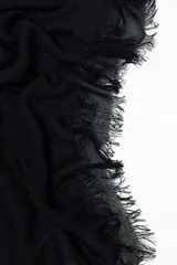 Pashmina clásica color negro con flecos en los bordes.