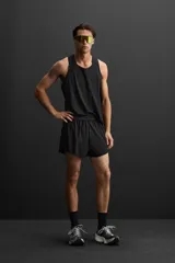 Shorts de running color verde oliva confeccionados en tejido técnico ligero y elástico con forro interior. Cintura elástica ajustable con cordón interior, bolsillo multifunción en la malla interior, bajo con corte al láser y logo estampado en la pernera.