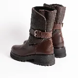 Bota de cuero color marrón con interior de piel sintética, caña media con hebilla lateral y suela de goma track.