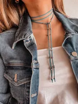Corbatines de diseño minimalista, con cintas entrelazadas y detalles metálicos.