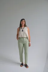 Pantalón verde lima de corte recto, con bolsillos laterales y cierre frontal con botón y cremallera.