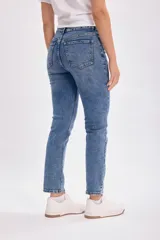 Pantalón de jean azul de corte recto, con tiro medio y lavado claro.