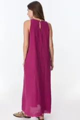 Vestido largo blanco de lino, sin mangas y con bolsillos laterales.