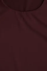 Remera de manga corta color borgoña, de punto elástico y corte ajustado con cuello redondo.