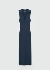 Vestido midi azul petróleo de punto acanalado, sin mangas, con cuello polo y abertura en V.