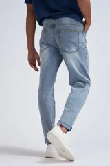 Pantalón de jean celeste de corte slim.