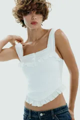 Top blanco de breteles con escote recto y volantes.