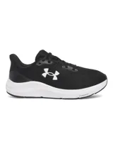 Championes de running Under Armour Charged Pursuit 4, color negro con logo blanco. Capellada de malla transpirable y entresuela Charged Cushioning para mayor amortiguación y respuesta.