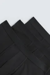 Pack de tres bóxers negros de algodón con cintura elástica.
