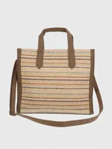 Bolso tipo tote de paja con diseño de ondas horizontales en tonos beige, marrón y blanco. Tiene doble asa corta y correa larga desmontable de color marrón. Incluye un dije colgante con el logo de la marca.