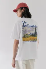 Remera blanca de algodón con cuello redondo y estampado de texto en el pecho.