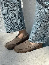Mocasines de cuero color marrón topo, con suela de goma y detalle de antifaz con costuras en la capellada.